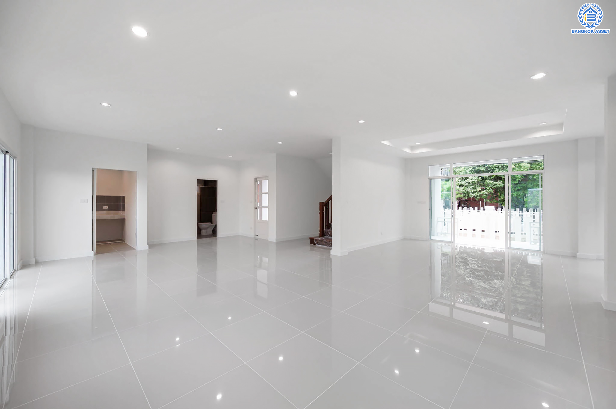 บ้านมือสองตกแต่งใหม่ โครงการ นาราวัลย์ บรมราชชนนี เนื้อที่ 71.8 ตร.ว. ฟังก์ชัน 3 ห้องนอน 4 ห้องน้ำ 1 ห้องแม่บ้าน จอดรถได้ 2 คัน บนพื้นที่ใช้สอยเกือบ 220.58 ตร.ม. พร้อมพื้นที่สีเขียวสนามหญ้ากว้างขวาง ตอบโจทย์ครอบครัวใหญ่ บนทำเลศักยภาพ เชื่อมต่อทั้งถนนกาญจนาภิเษก และทางคู่ขนานลอยฟ้าบรมราชชนนี ใกล้ ม.มหิดล, สถานีขนส่งสายใต้ใหม่ และเซ็นทรัลปิ่นเกล้า